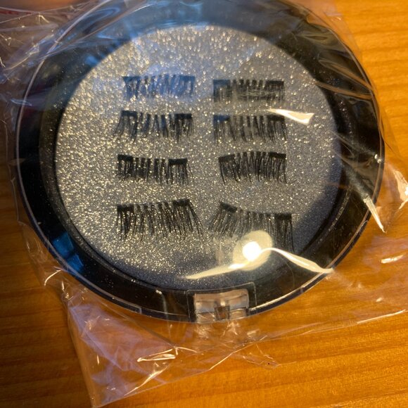 New Listing: Vassoul Dual Magnetic Eyelashes - Picture 2 of 6